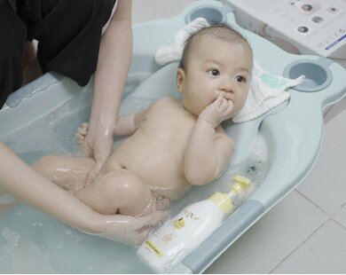 7 Sai lầm khi tắm cho con bố mẹ Việt hay mắc phải