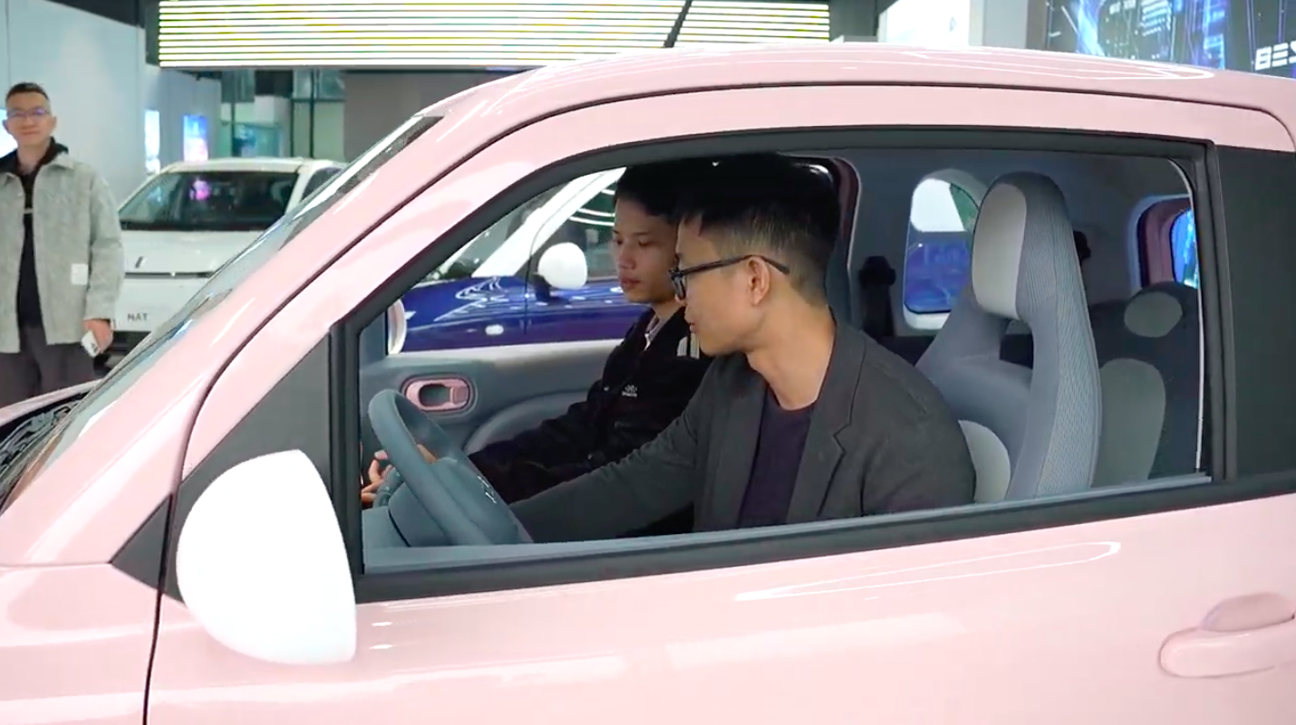 Người dân Hà Nội đi lái thử Bestune Xiaoma vì muốn chuyển từ xe máy sang ô tô điện trước ô nhiễm không khí tăng cao